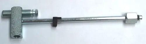 Düsenstockrohr aus Metall mit einer T-Form, geeignet für Heizsysteme. Das Produkt gehört zur Marke Daikin und hat mehrere Anschlüsse.